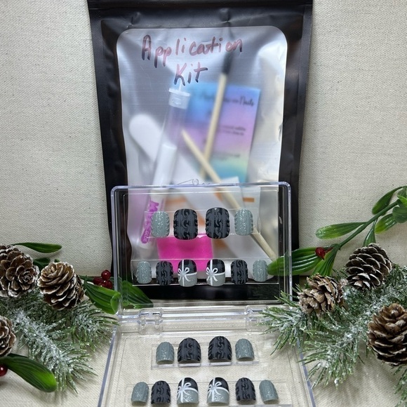 Reusable gray plaid sweater press on nails set of 20 - Picture 5 of 5